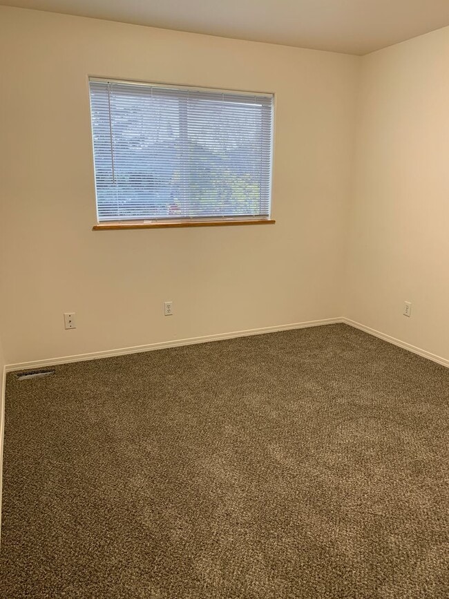 Building Photo - 3 Bdrm, 1 & 1/2 Ba | Muldoon & E 36th Ave area