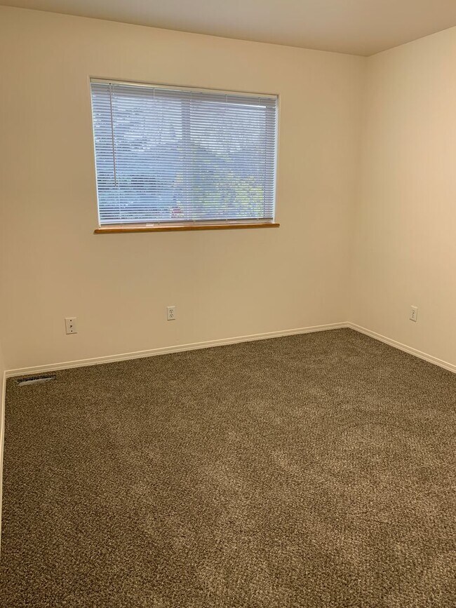 Building Photo - 3 Bdrm, 1 & 1/2 Ba | Muldoon & E 36th Ave area | ASK ABOUT HOLIDAY MOVE IN SPECIAL!!