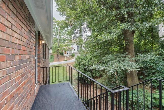Building Photo - 2430 Coosawattee Dr NE