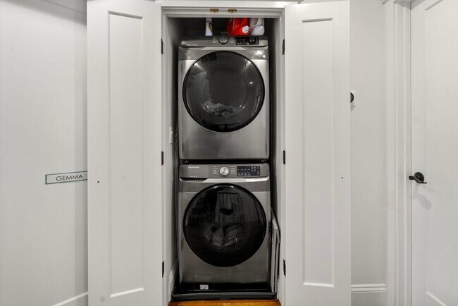 Building Photo - 2 Crystal Pl