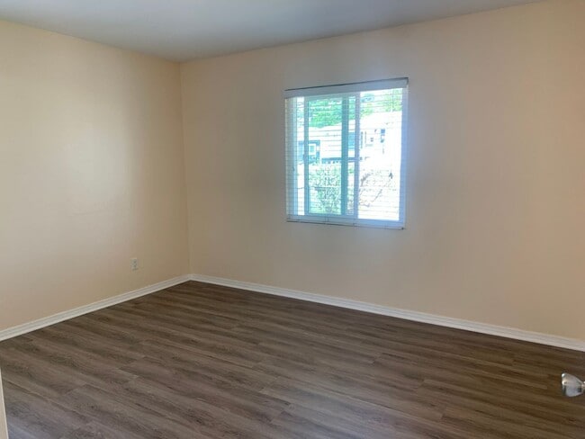 Building Photo - 489 El Monte Rd