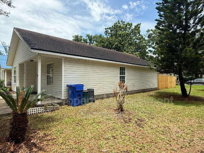 Building Photo - 324 Lena St