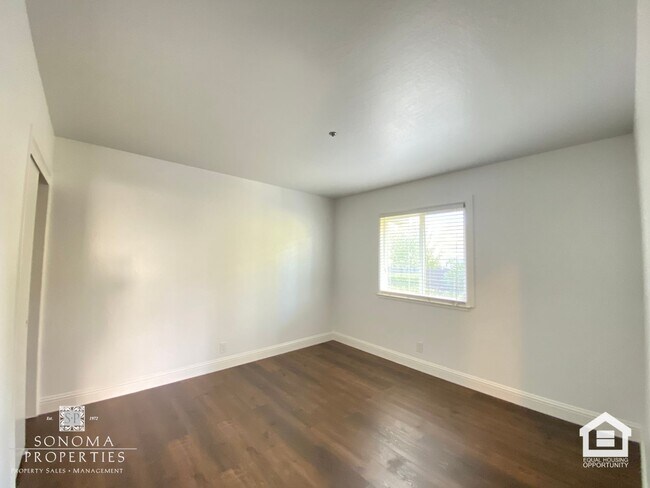 Building Photo - PRICE REDUCTION! 2BD/1BA Duplex In Downtown Sonoma!