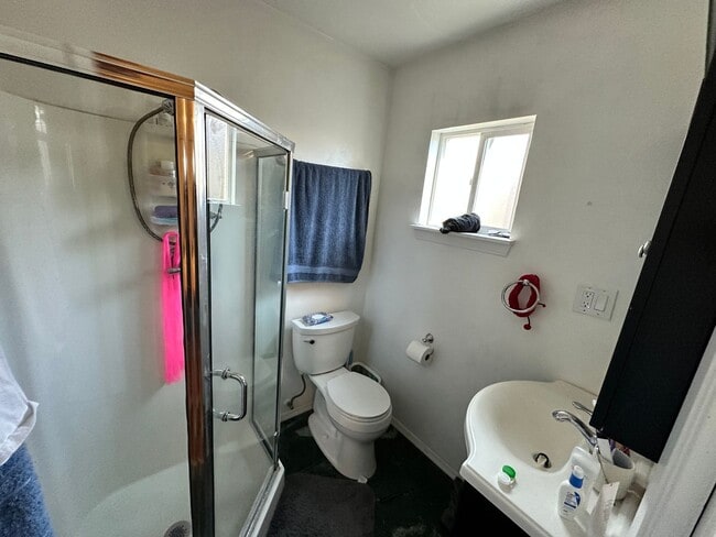 Building Photo - Large 8 Bedroom 4 Bath House Right Next to Campus!