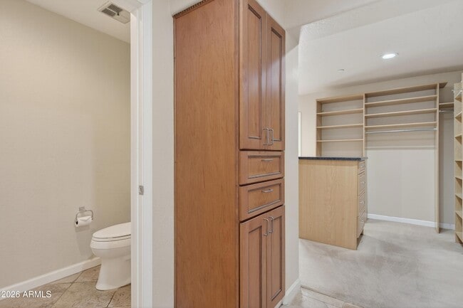 Building Photo - 8001 E Vista Bonita Dr