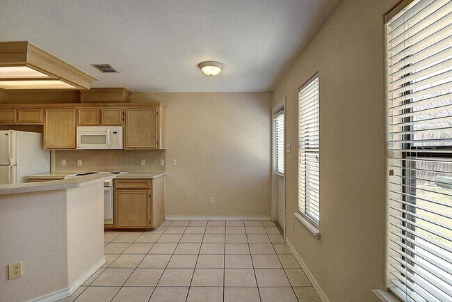 Building Photo - 3805 Julia Cir