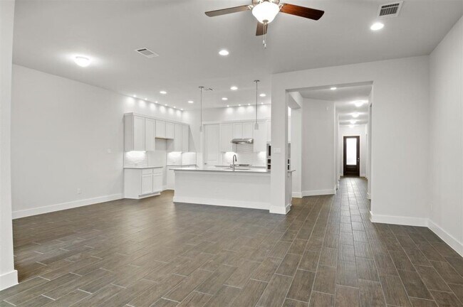 Building Photo - 200 Castlefields St