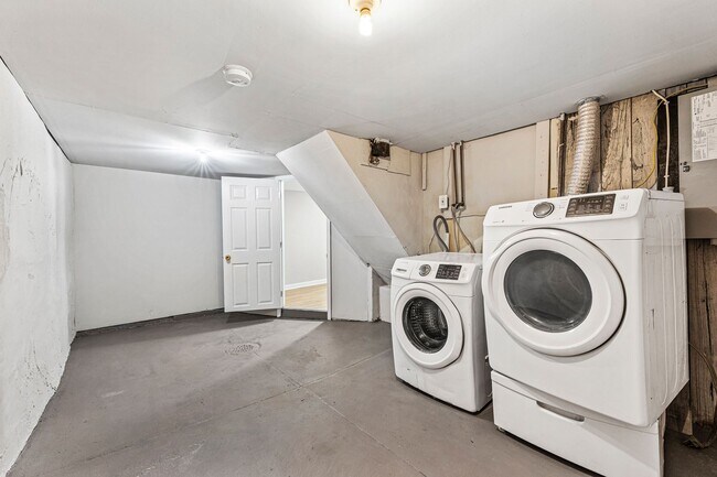 Building Photo - ???UPDATED 3 BEDROOMS AND 1BATH HOME WITH ...