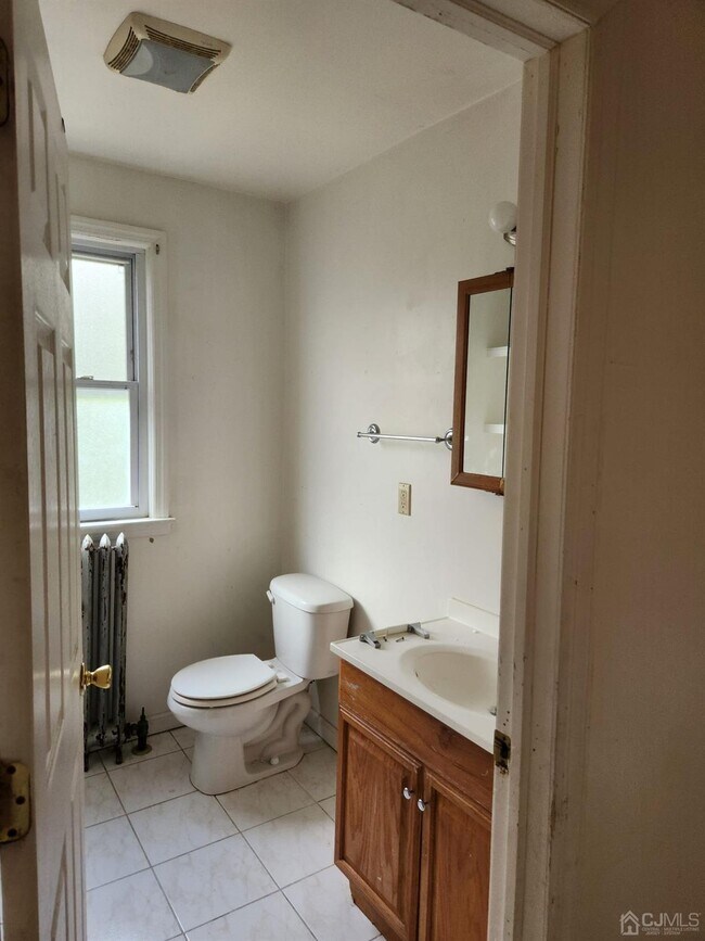 Building Photo - 68 Llewellyn Ave