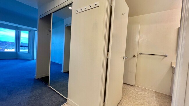 Building Photo - Spacious and convenient  east-facing 1Bd 1...