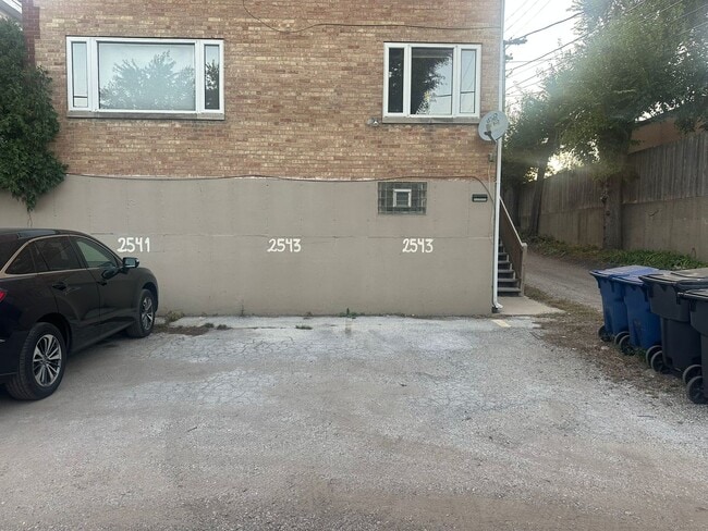Building Photo - 2543 Crawford Ave