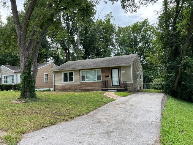 Building Photo - Gorgeous THREE bedroom home with one bath, AVAILABLE NOW!  Passed all inspections!  Gated back ya...