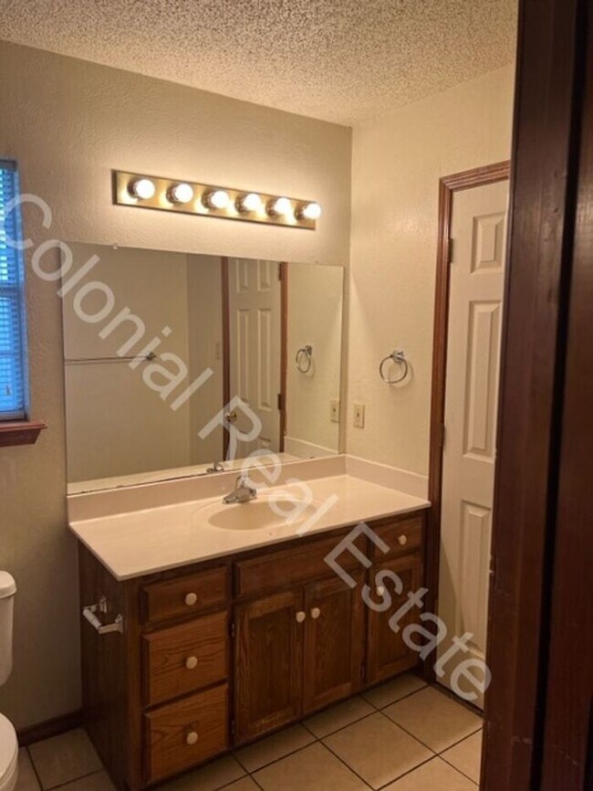 Building Photo - Spacious 3 Bed/2 Bath home with a fireplace!