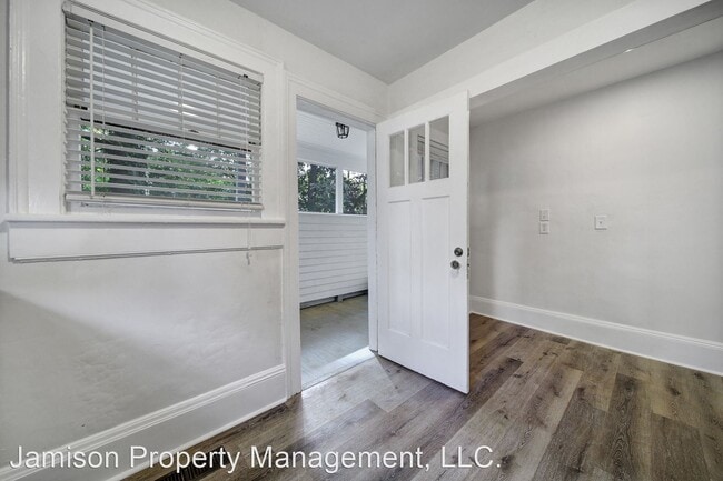 Building Photo - 2 br, 1 bath House - 205 W 6th St