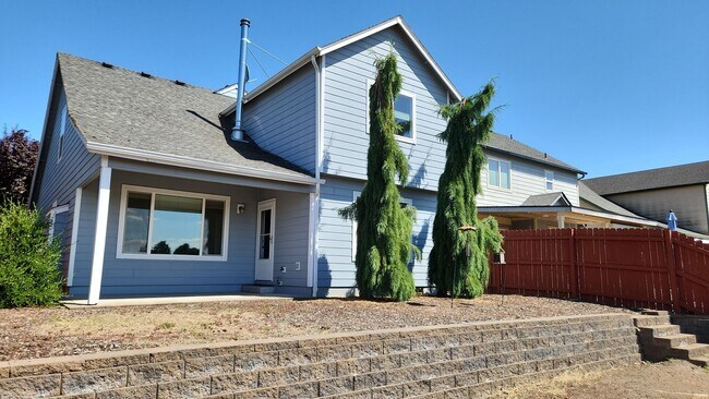 Building Photo - 3807 SE Ryunkin St