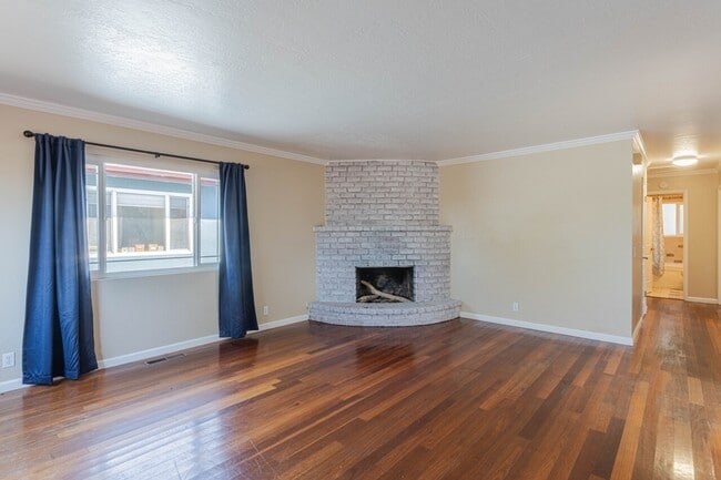 Building Photo - 833 2nd St