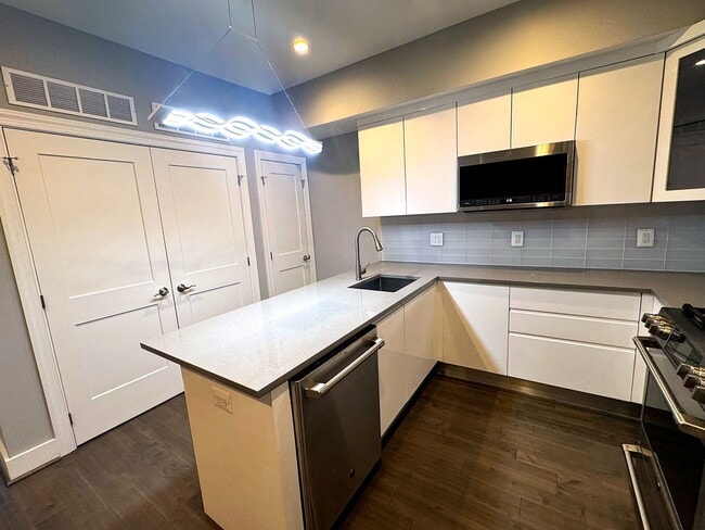 Building Photo - Spacious 2 bedroom/2 bathroom condo in a 2020 elevator building in Petworth