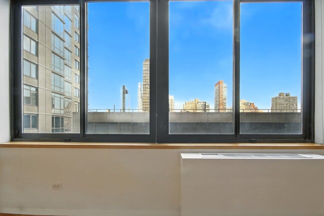 Building Photo - 161 W 61st St