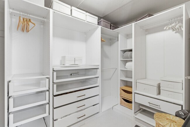 Building Photo - Boutique Bainbridge Condominium