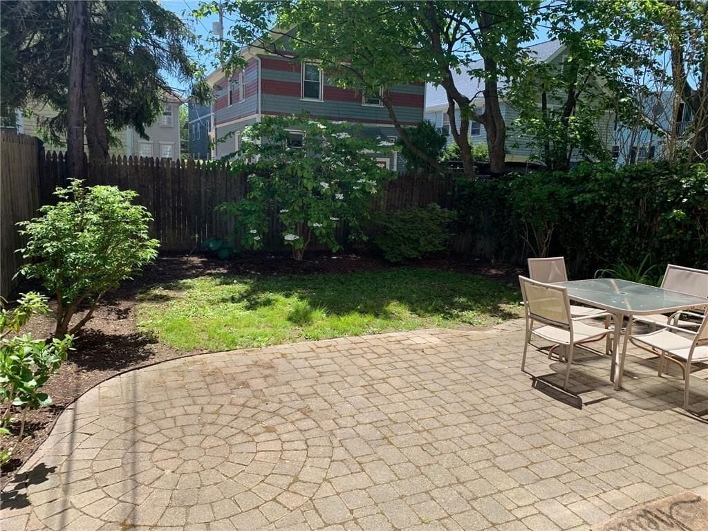 Building Photo - 27 Young St