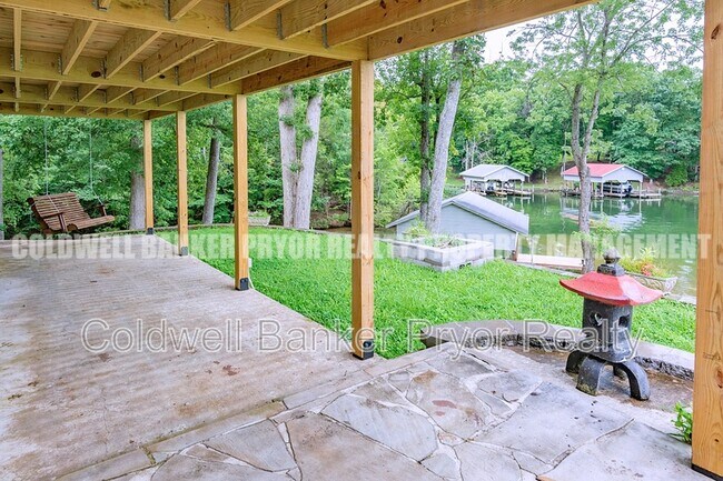 Building Photo - 165 Lakeshore Ct