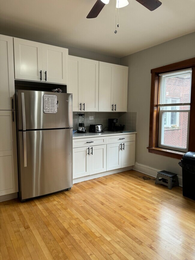 Building Photo - 4815 W Cornelia Ave