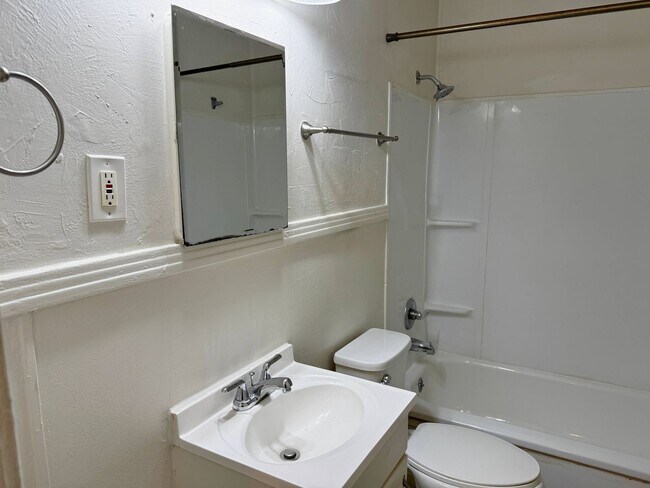 Building Photo - Charming 2 Bed, 1 Bath Home Close To MSU