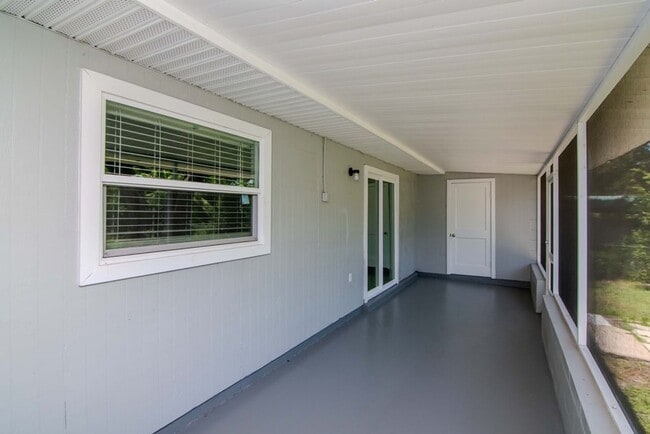 Building Photo - Totally Remodeled Duplex w/ New Fenced Bac...