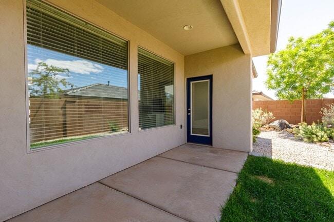 Building Photo - 3 bed plus office / 2.5 bath / 3 car Single Story with Community Pool!