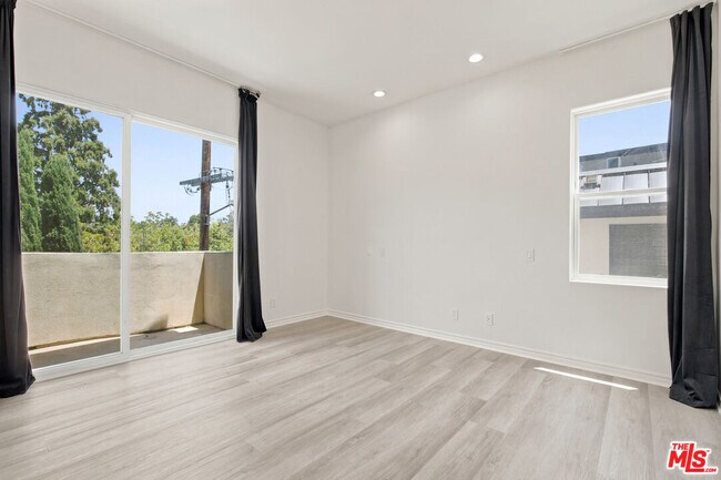 Building Photo - 4940 Laurel Canyon Blvd