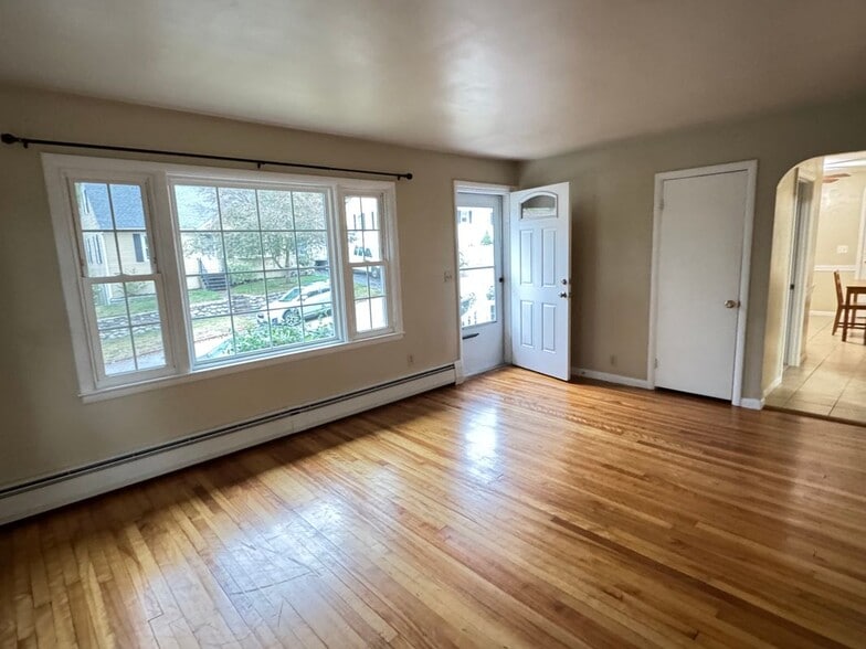 Building Photo - 81 Maurice St