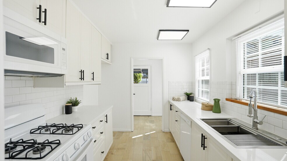 Building Photo - 3936 S Victoria Ave