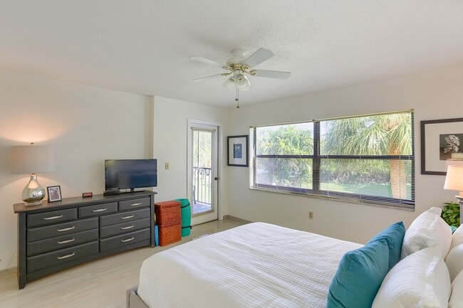 Building Photo - 2/2 UNFURNISHED Condo in Pasadena Cove. Ne...