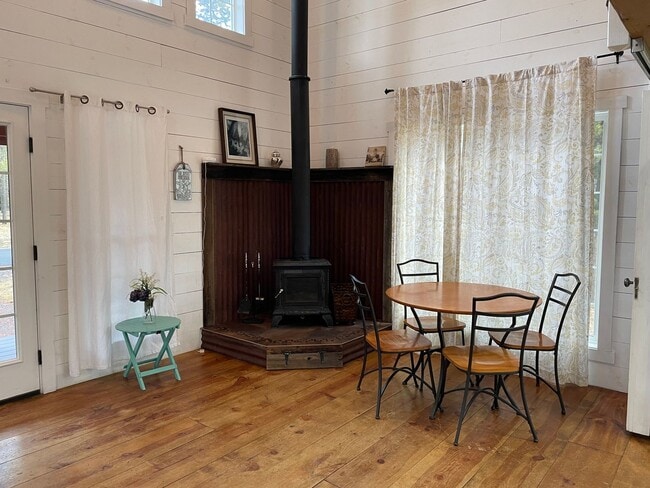 Building Photo - Cottage in Oregon Water Wonderland - Available for a Short Term Lease