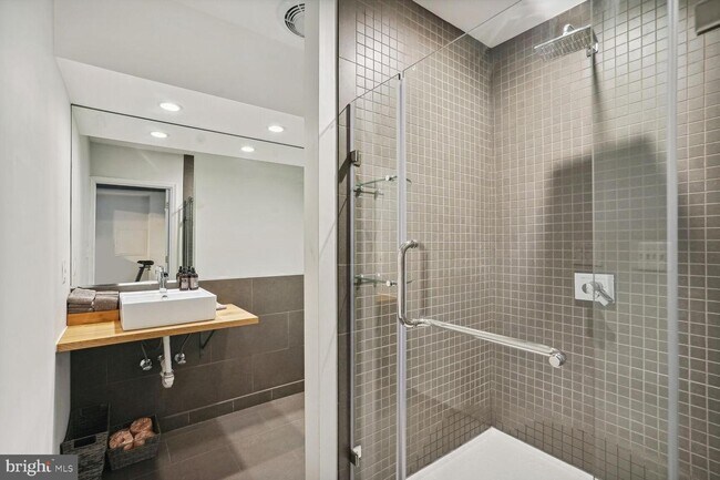 Building Photo - 5248 Clifton St