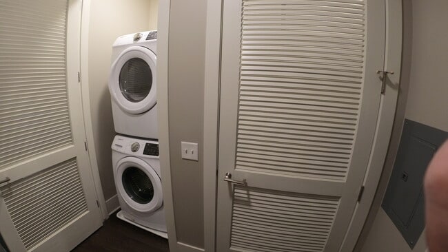 Building Photo - 2050 N Clark St