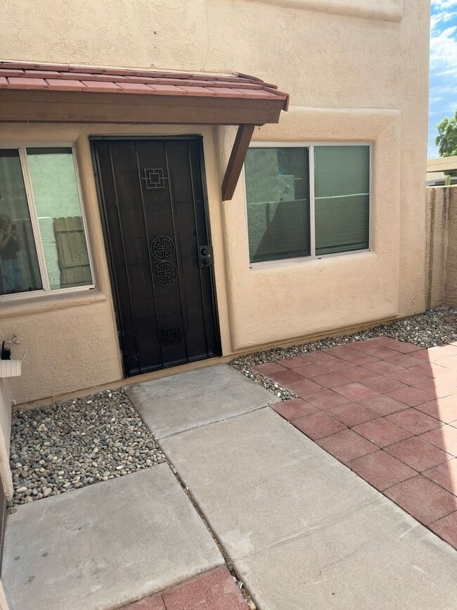 Building Photo - FABULOUSLY REMODELED SCOTTSDALE CONDO