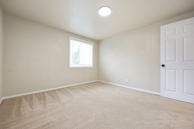 Building Photo - Spacious 5 bed/2 bath in SE Portland