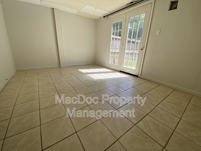 Building Photo - 813 Sledgehammer Dr