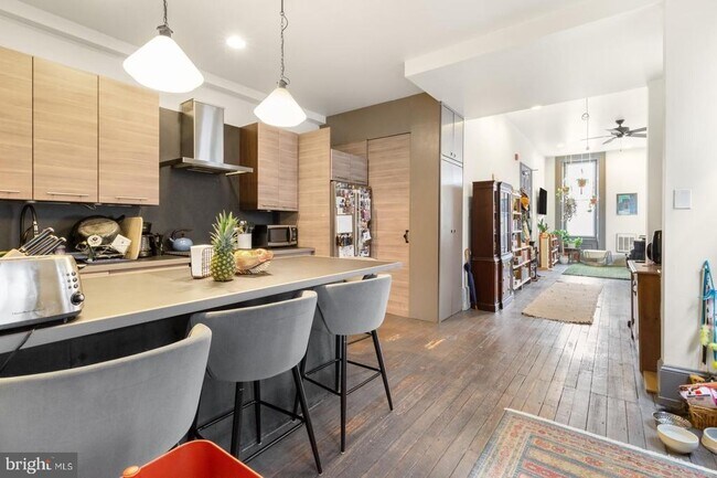 Building Photo - 2318 E York St