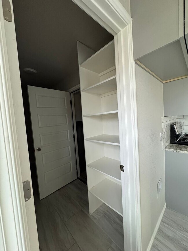 Building Photo - 2 Bedroom 1 Bath Home.