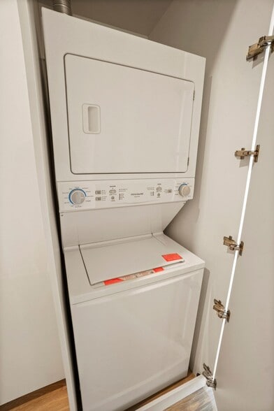 Building Photo - 213 W Chicago Ave