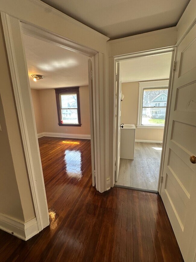 Building Photo - SINGLE FAMIKY FOR RENT IN MAPLEWOOD LOCATION !