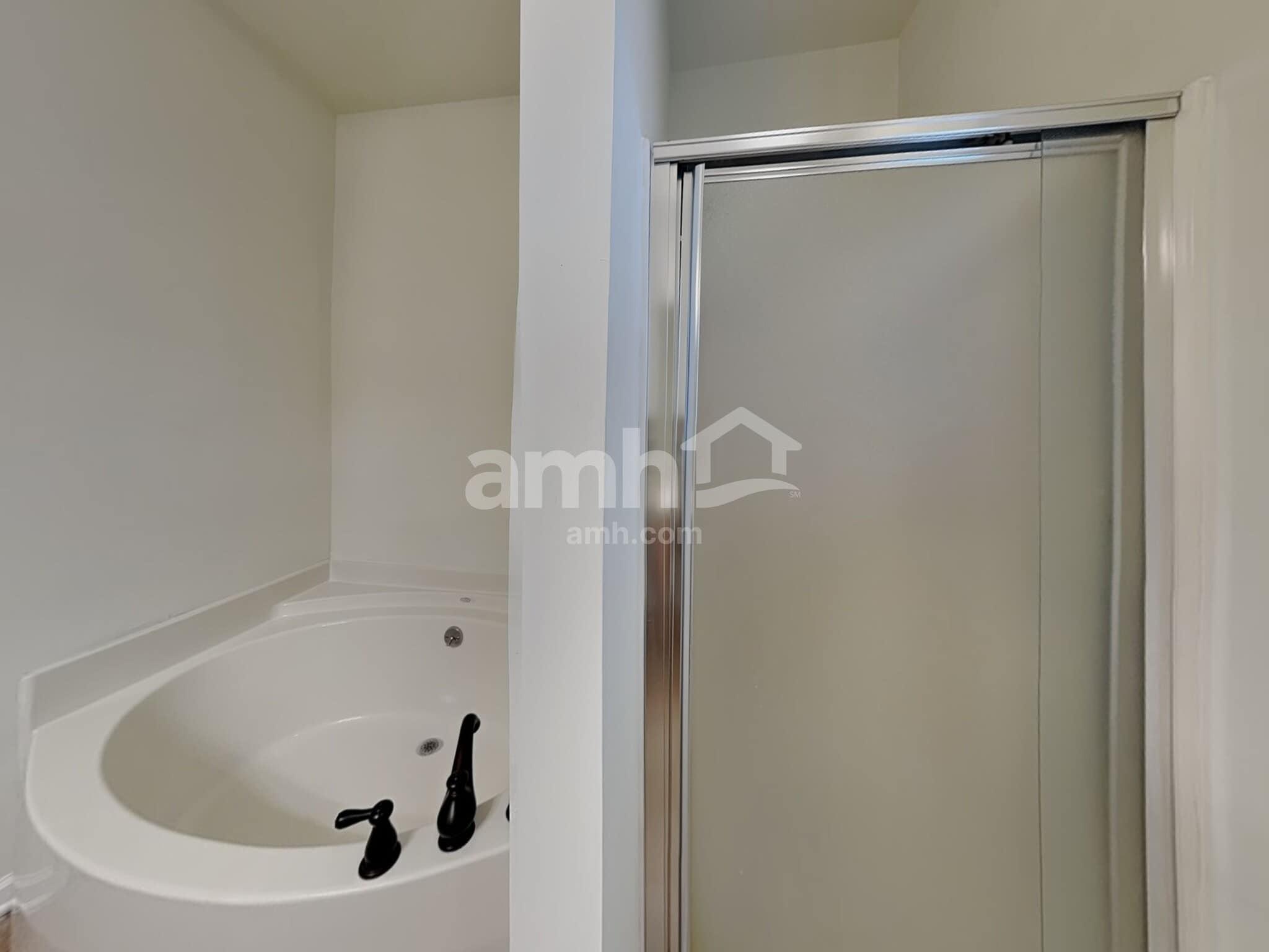 Building Photo - 2488 Somerset Place Dr