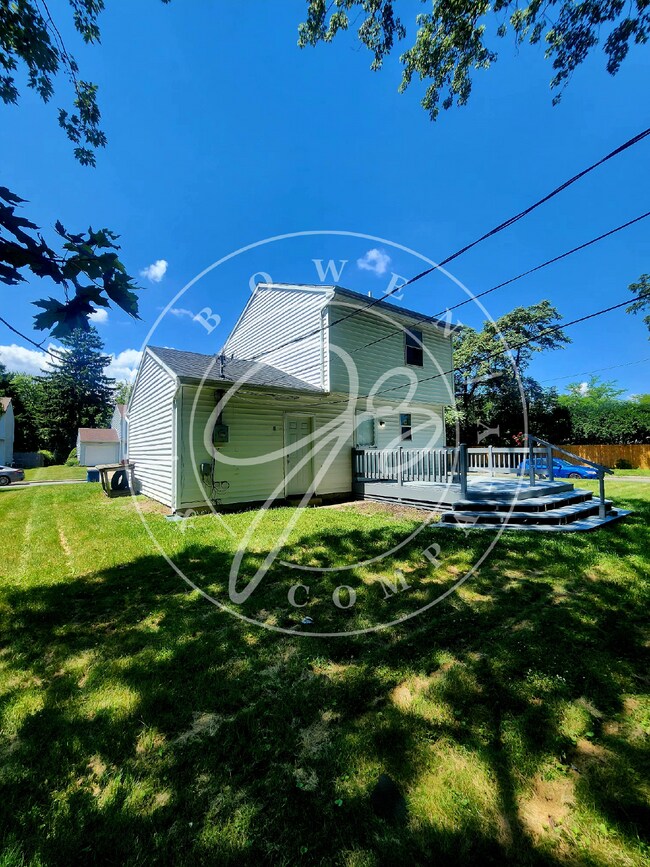 Building Photo - Preparing for showings! 3 bed 1.5 bath nea...