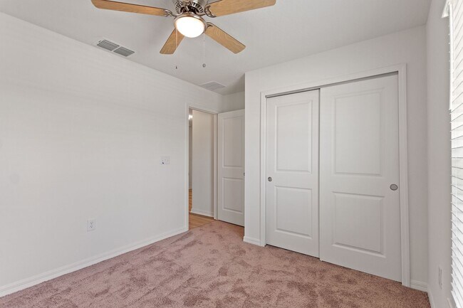 Building Photo - Beautiful Newer Build! Pet-Friendly 4-Bedr...