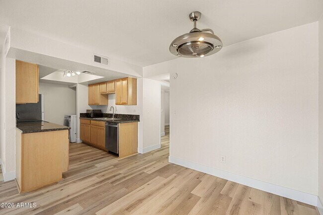Building Photo - 740 W Elm St