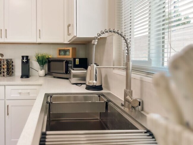 Building Photo - Modern Retreat with Spacious Yard & Cozy Interiors