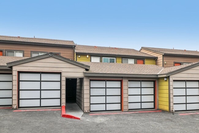 Building Photo - 2065 Poplar Rd