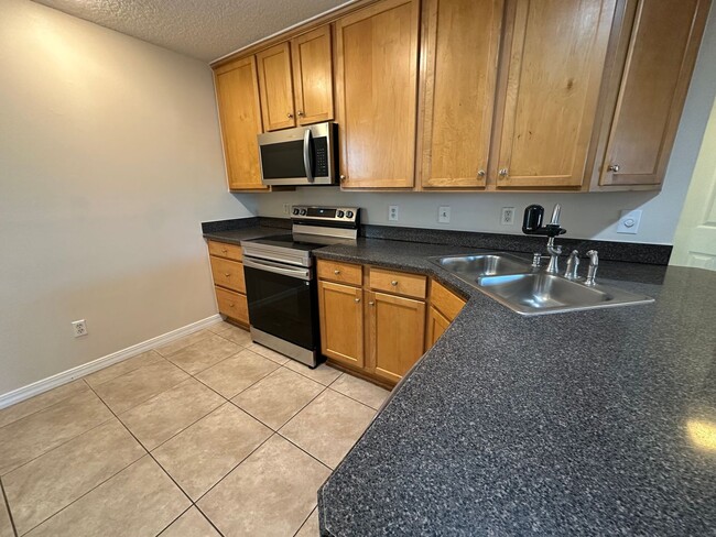 Building Photo - 2 Bedroom, 2 Bathroom Condo - 1.5 Blocks F...